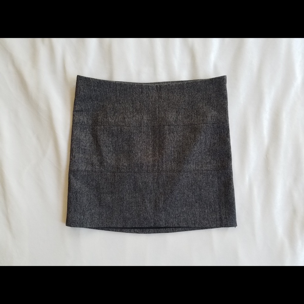 Bebe textured mini skirt!